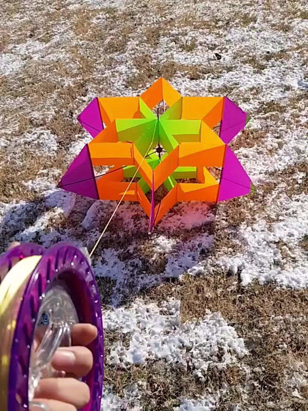 Cerf-volant polyédrique créatif 3D en forme de lotus, grand cerf-volant coloré en forme de lotus 3D, amusement de plein air haute performance, assemblage durable et facile, couleurs mélangées, matériau polyester, idéal pour les jeux de plage et de parc